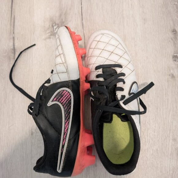 Nike Cleats - size 38 EUR, 35 UK, 7US - Picture 2 of 4